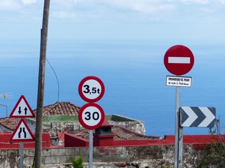 Teveel aanwijzingen wekken slechts wrevel op (Tenerife). Foto: Bram van den Oudenalder